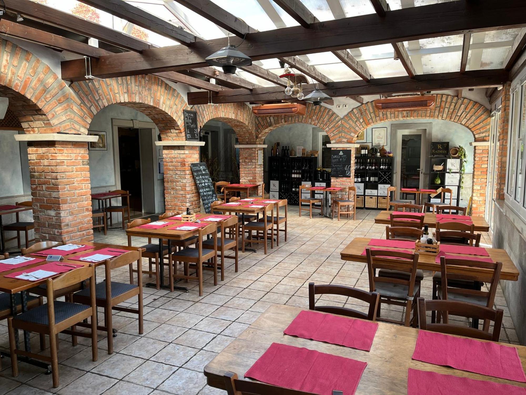Razman Wine Rooms Gračišče Exteriör bild